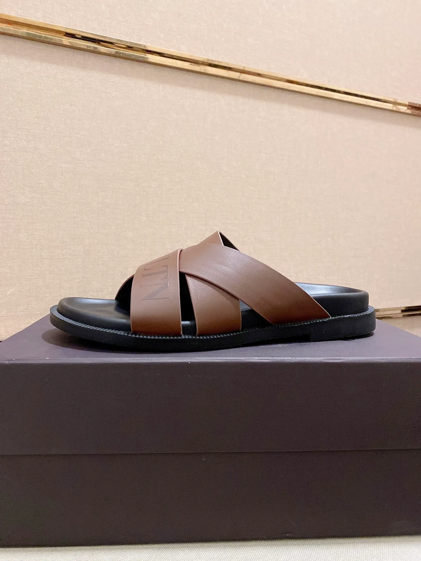 Men's shoes💰: 440💰[Valentino] New men's boutique slippers, counter quality, classic plaid, the actual workmanship is quite complex🔰The uppers are made of imported fabrics➕🐑Sheepskin lining, which tests the craftsman's craftsmanship➕original PU outsole. Size: 38-44 (45 can be customized, non-refundable)